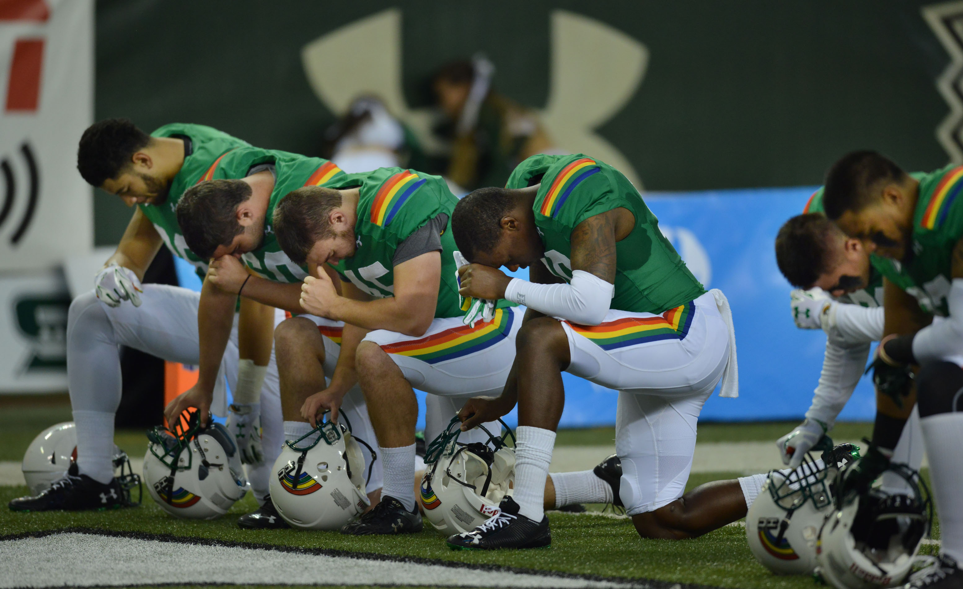 UH-UNLV-FOOTBALL-PRAYER1.jpg