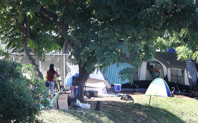 Tents along fence on the mauka side of Kamamalu Park / H1 freeway. homeless. 6 nov 2016