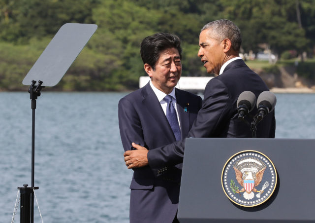 President Obama and Japan Prime Minister Abe share some words after both spoke at Kilo Pier, Pearl Harbor. 27 dec 2016.