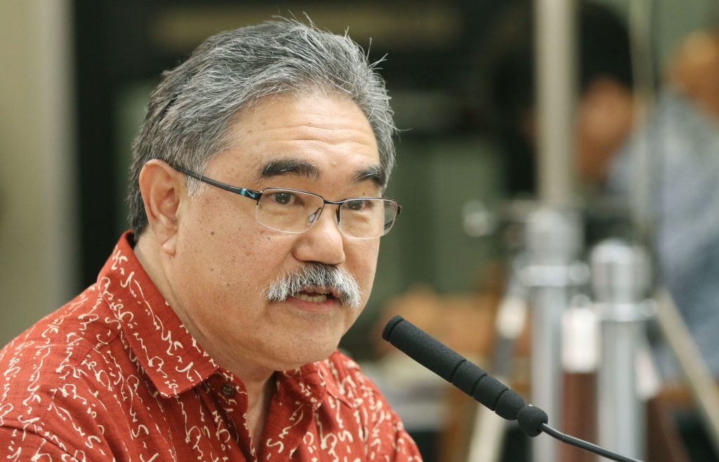 David Arakawa testifies at the Honolulu City Council.