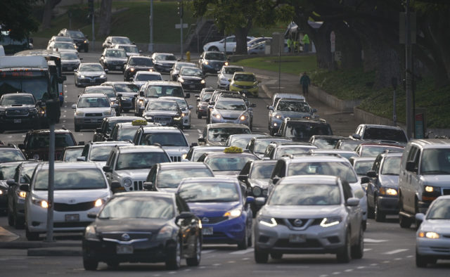 Traffic flows down Beretania Street near Punchbowl street intersection.