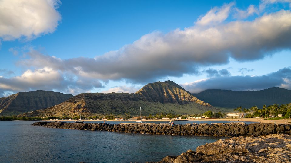 ʻŌlelo Nā Kamaʻāina No Oʻahu Komohana I Ke Kuhihewa A Ka Nūhou I Ko Lākou Kaiāpuni. Makemake Mākou E Hoʻololi I Kēlā