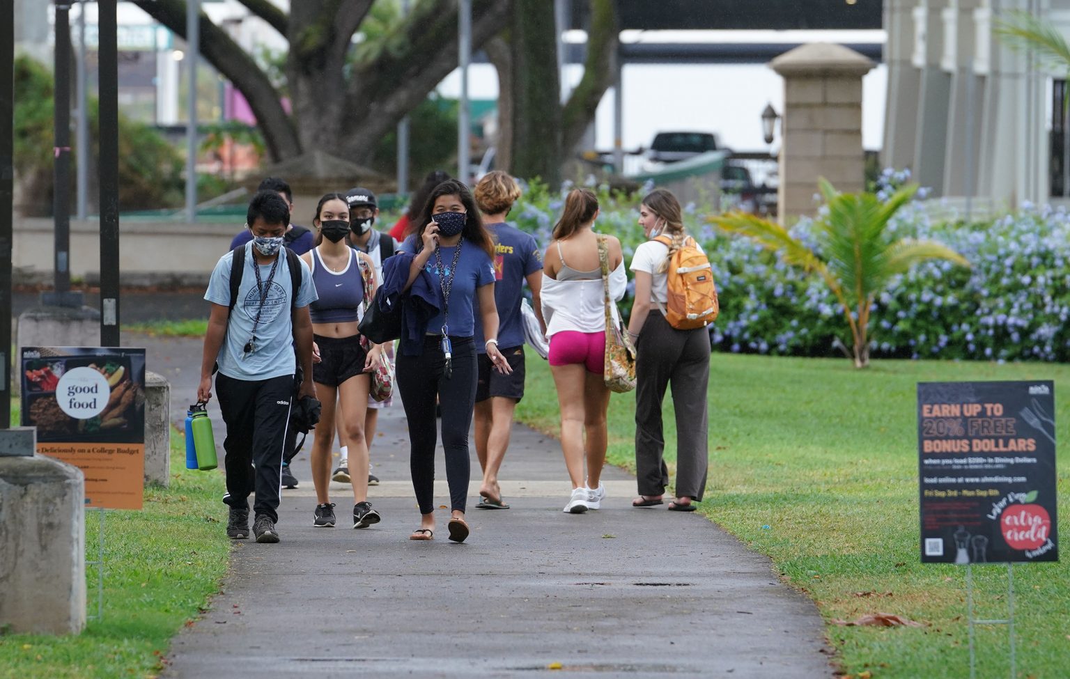 Hawaii Schools Are Struggling To Get Seniors To Apply For College