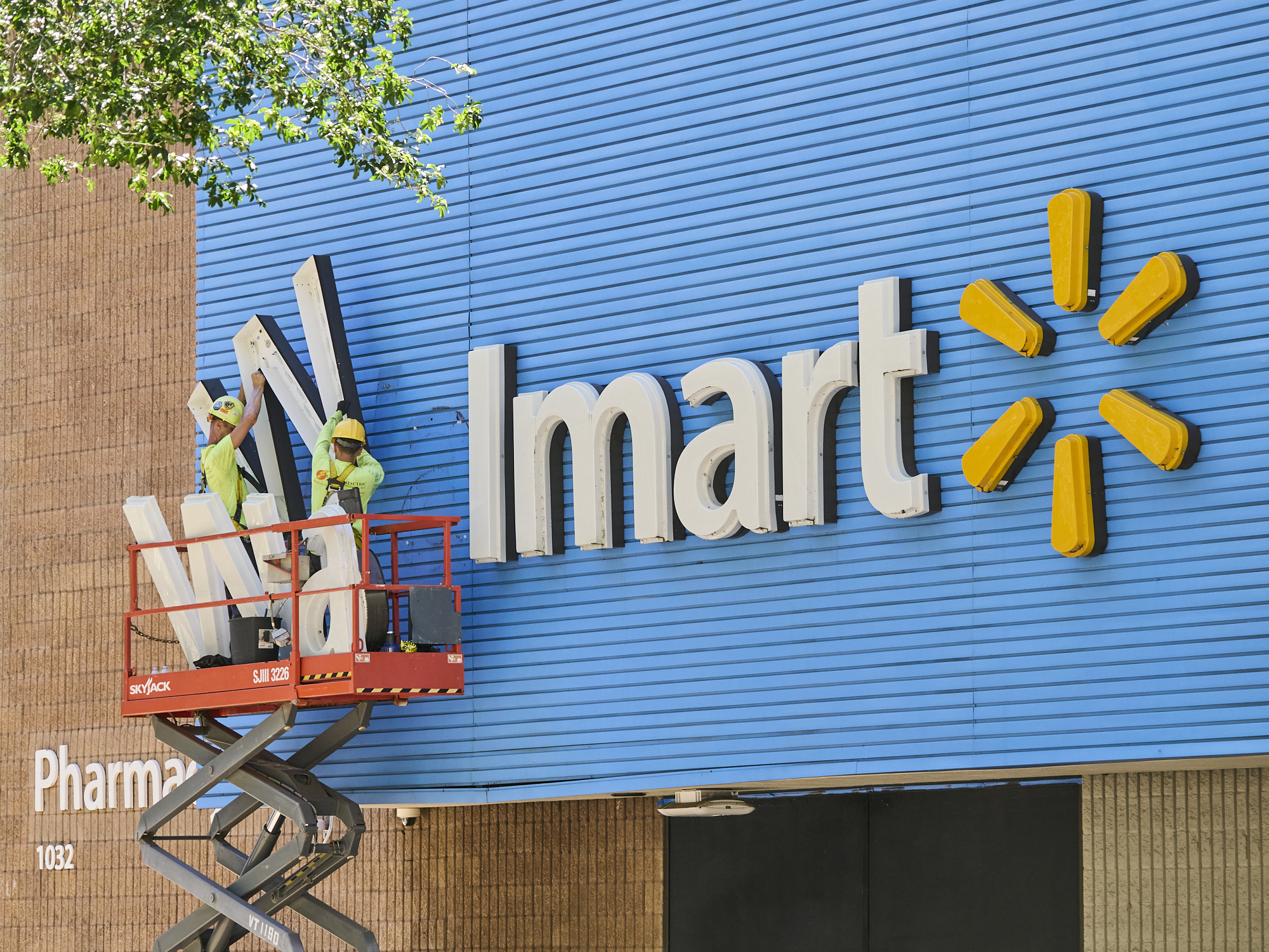 The Making Of A Retail Fortress Behind The Scenes At Walmart Dc Pottsville - 4ttru25