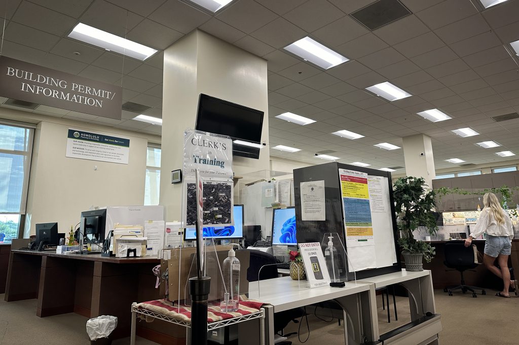 The Department of Planning and Permitting counter was closed for training Wednesday, May 22, 2024, at Kapolei Hale in Kapolei. (Kevin Fujii/Civil Beat/2024)