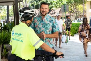 Aloha Safety Ambassador talking with Waikiki Business Improvement District president Trevor Abarzua. (Courtesy: Waikiki Business Improvement District Association/2024)