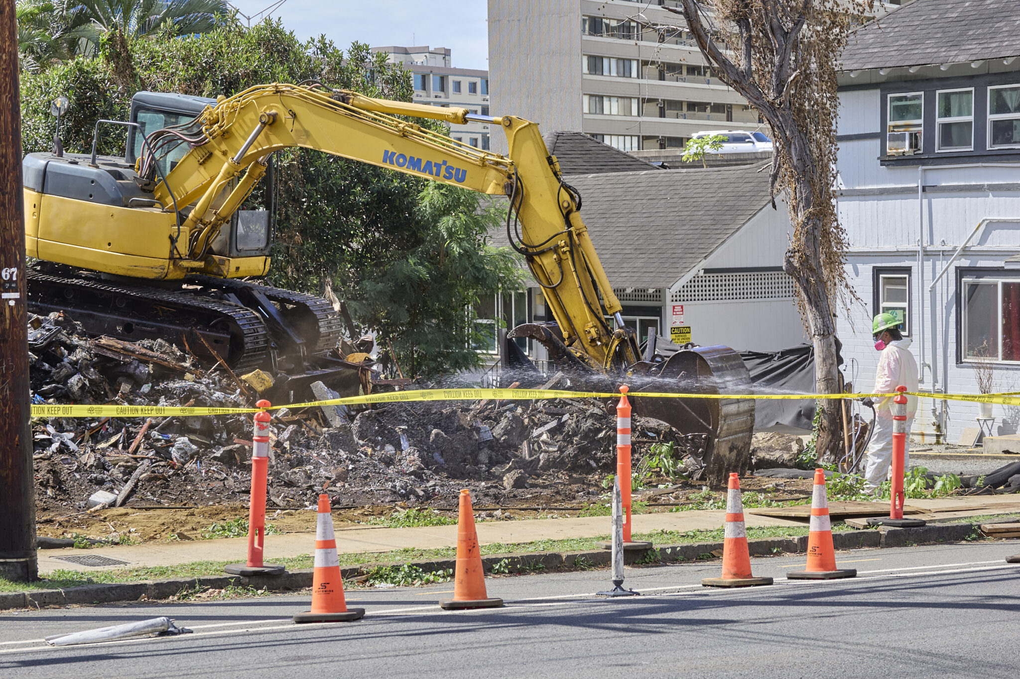 The two houses located at 1421 Pensacola Street had developed into hoarder houses where all kinds of trash, from cardboard boxes to old furniture items were strewn around the property. On at least one occasion the area succumbed to fire endangering nearby properties. On August 22nd 2024 the City and County brought in an excavator to demolish the piles of rubbish that had accumalated leaving a putrid smell in its wake. (David Croxford/Civil Beat/2024