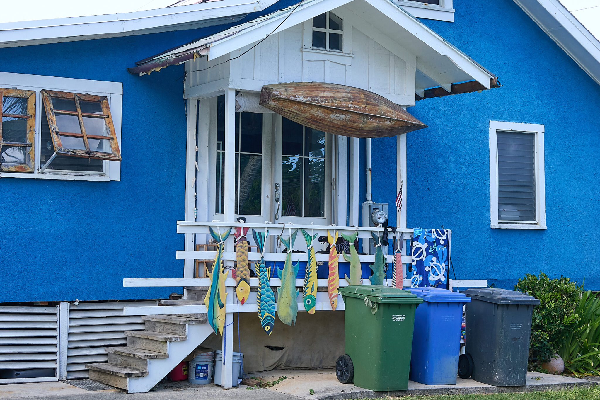 Ryan Wesley Routh, the man presently in Secret Service custody for attempting to assassinate former president Donald Trump, reportedly owed the property at 51-344 Kamehameha Highway (Blue building) in Kaaawa and worked at a property at 48-228 Kamehameha Hwy. A truck sits on the driveway of the residence and has a flat rear tire and a Biden/Harris sticker on the tailgate.(David Croxford/Civil Beat/2024)