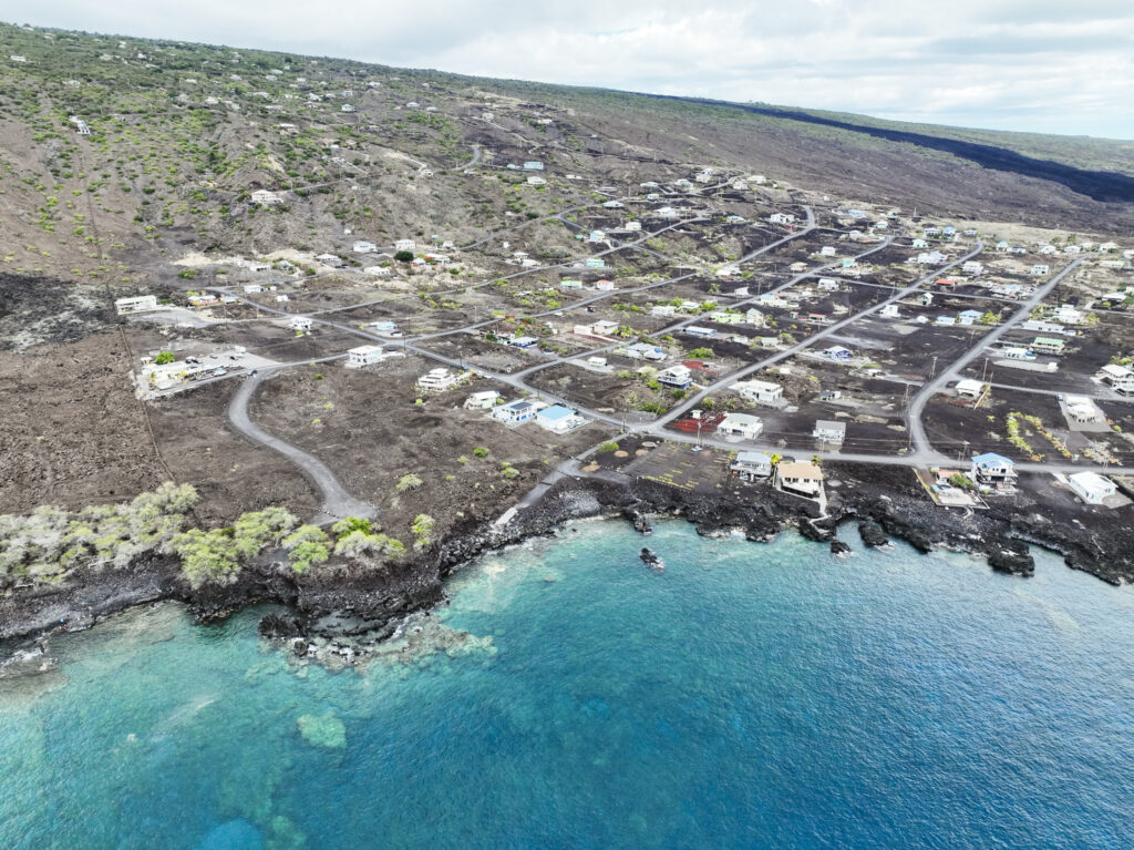 A new subdivision atop lava fields at Milolii. (Nathan Eagle/Civil Beat/2024)