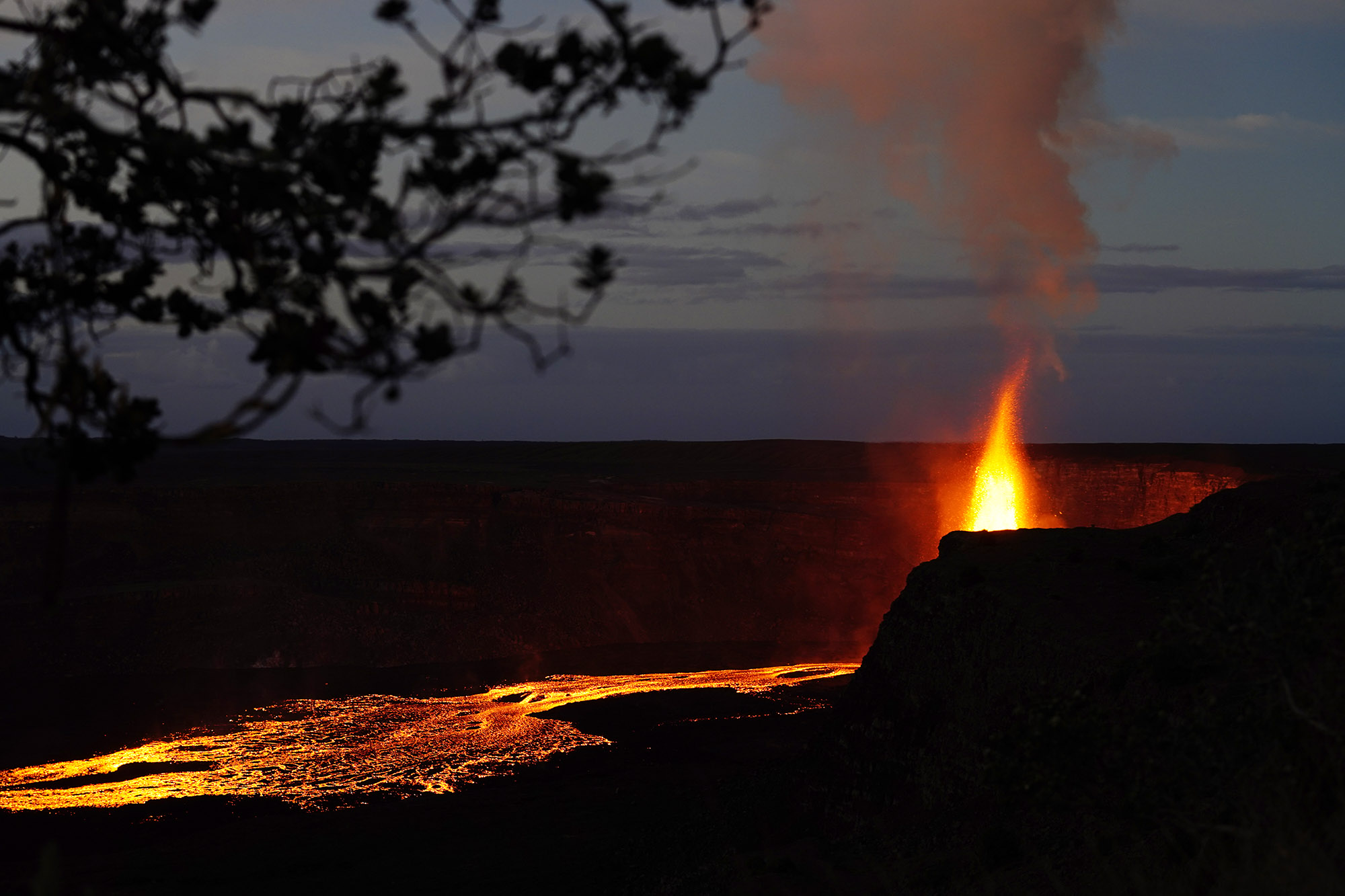 Kīlauea’s 16th episode of the current eruption reaches peaks of 700’ Wednesday, April 2, 2025, in Volcanoes National Park on the island of Hawaiʻi. This episode lasted 37 hours. This eruption began Dec. 23, 2024. (Kevin Fujii/Civil Beat/2025)