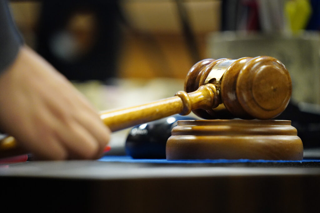 The courtroom clerk sets down Judge Ronald Johnson’s gavel after opening the circuit court Monday, Sept. 15, 2025, in Honolulu. (Kevin Fujii/Civil Beat/2025)