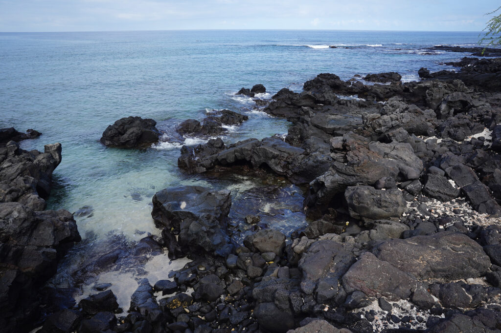 A surprisingly quiet Paniau Beach is usually filled with swimmers, snorkelers, scuba divers and surfers when the swell is right Friday, Oct. 3, 2025, in Waimea. (Kevin Fujii/Civil Beat/2025)