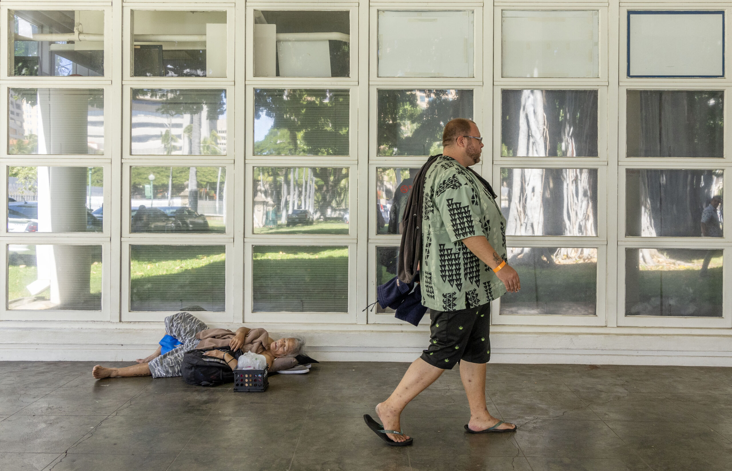 Kaleb Hoosier heads to the Hawai'i State Library after his hearing at Honolulu District Court. Hoosier, who is homeless, uses the library for internet access. Photo by Cindy Ellen Russell