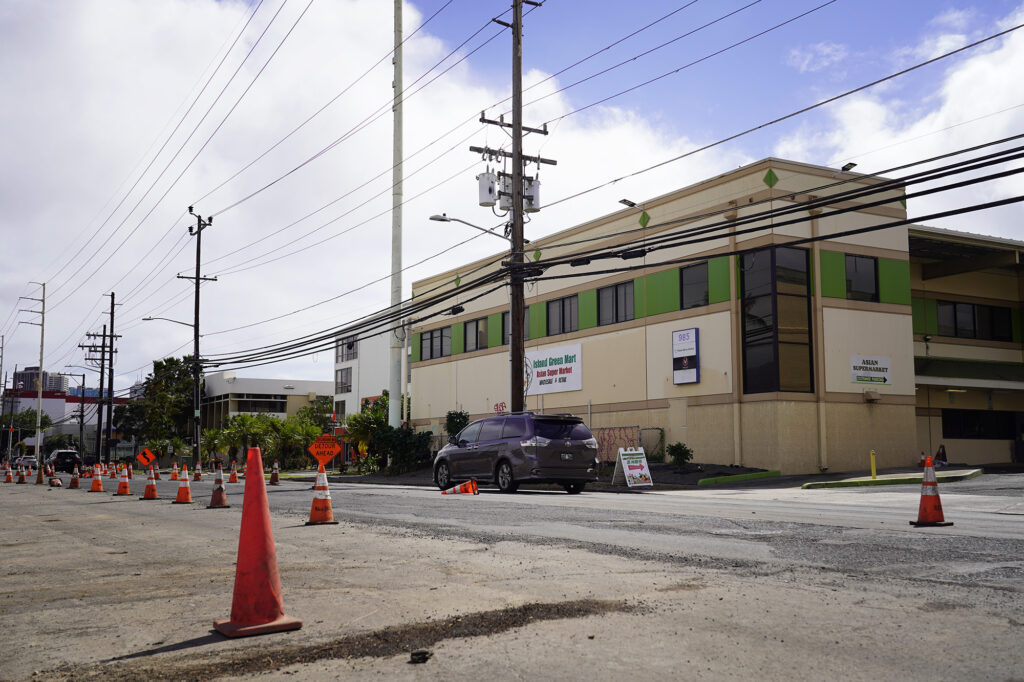 Businesses on Dillingham Boulevard remain open despite ongoing construction Tuesday, Nov. 11, 2025, in Honolulu. (Kevin Fujii/Civil Beat/2025)