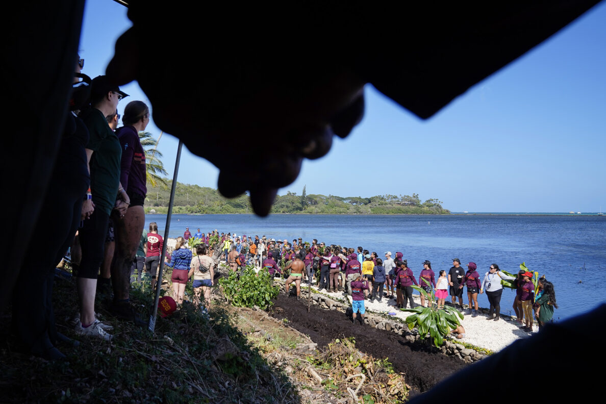 The Moʻokuapā closing ceremony included male and oli at He‘eia loko i‘a after completion of the new wall Saturday, Dec. 13, 2025, in Kāneʻohe. 2,000 volunteers joined the Moʻokuapā community work day to finish the wall of the 800-year-old He‘eia loko i‘a (fishpond). (Kevin Fujii/Civil Beat/2025)