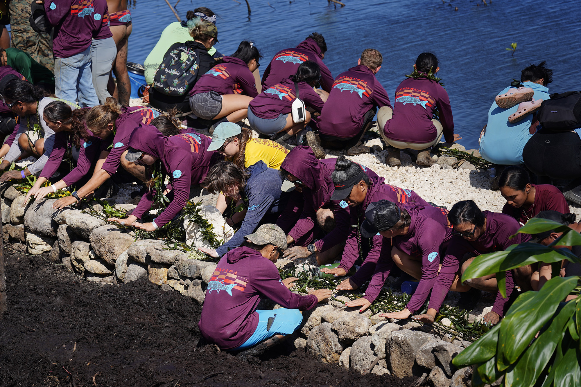 The Moʻokuapā closing ceremony included male and oli at He‘eia loko i‘a after completion of the new wall Saturday, Dec. 13, 2025, in Kāneʻohe. 2,000 volunteers joined the Moʻokuapā community work day to finish the wall of the 800-year-old He‘eia loko i‘a (fishpond). (Kevin Fujii/Civil Beat/2025)