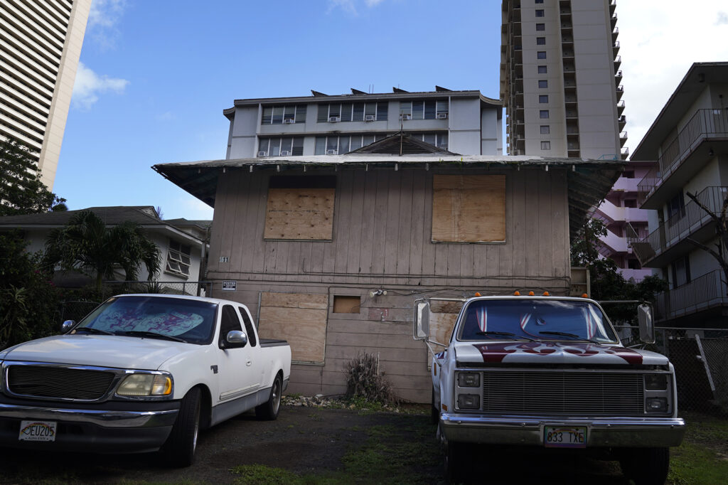 A derelict building at 411 Kalaimoku Street in Waikīkī is photographed Thursday, Jan. 15, 2026, in Honolulu. (Kevin Fujii/Civil Beat/2026)