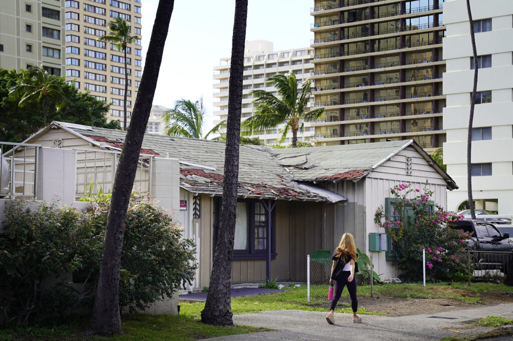 A derelict building at 2107 Ala Wai Boulevard in Waikīkī is photographed Thursday, Jan. 15, 2026, in Honolulu. (Kevin Fujii/Civil Beat/2026)