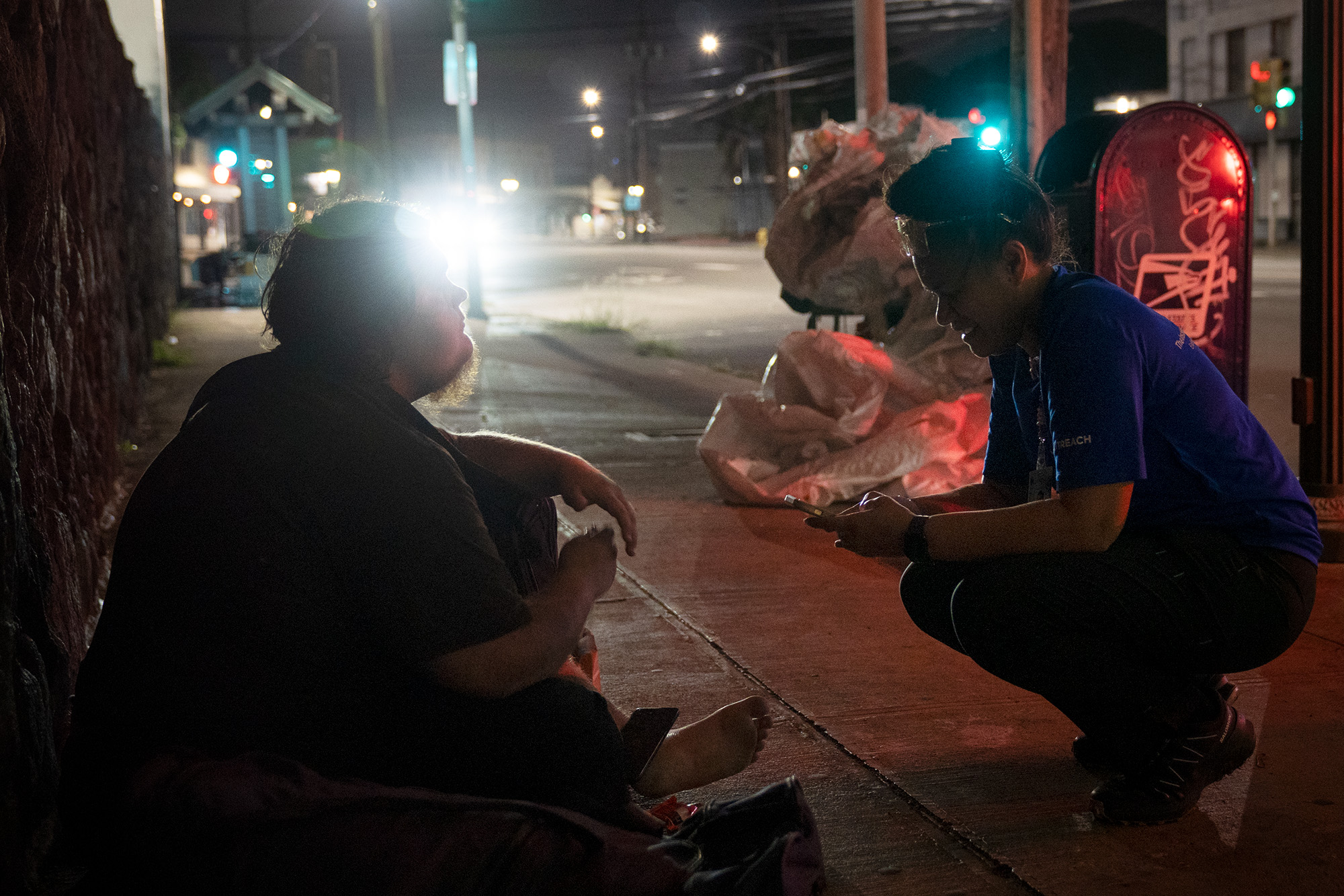 Tiare Akana, right, interviews Thomas during the Point In Time homeless count on North King Street Monday, Jan. 26, 2026, in Honolulu. (Kevin Fujii/Civil Beat/2026)