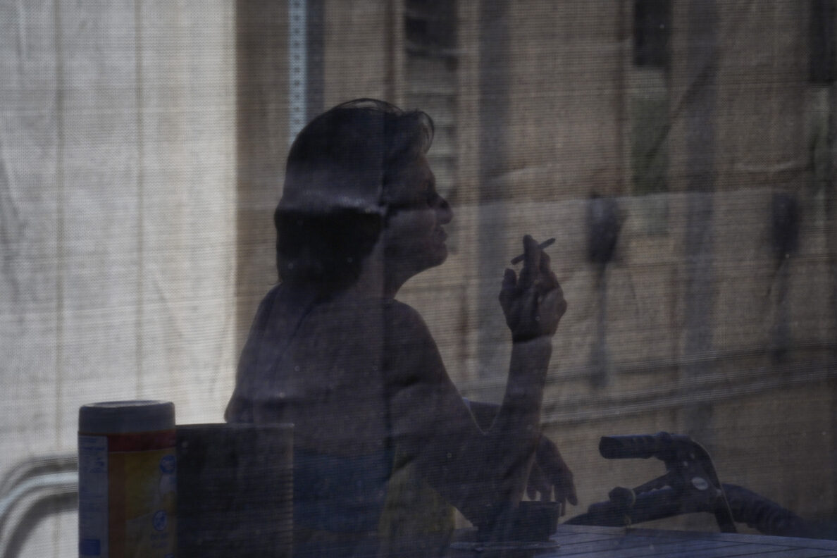 An ʻAʻala Respite Center resident smokes a cigarette Monday, Jan. 26, 2026, in Honolulu. (Kevin Fujii/Civil Beat/2026)