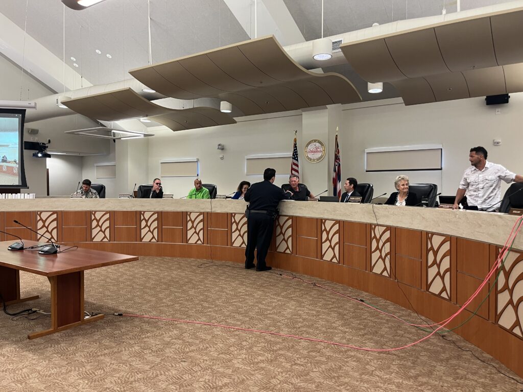 Reed Mahuna thanks police commissioners after his appointment Friday. (Taylor Nāhulukeaokalani Cozloff/Civil Beat/2026)