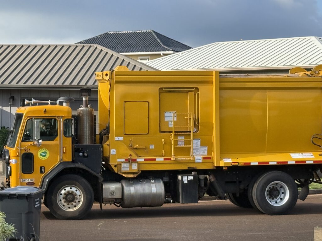 A Kaua‘i garbage truck picks up residential trash in Līhu‘e.