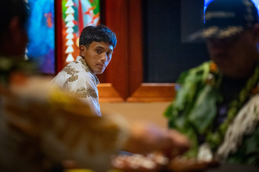 Kūpa‘a Ka‘imina‘auao watches the semifinal match between Kahekili Yung, left, of Oʻahu, and Kauaʻi’s Kimo Chun, right, during the inaugural Ka Makou Kōnane Invitational Tournament takes place at the Bishop Museum Friday, Feb. 13, 2026, in Honolulu. (Kevin Fujii/Civil Beat/2026)