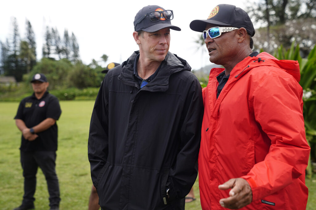 Honolulu Ocean Safety Chief Kurt Lager, left, talks story with Kaua‘i Ocean Safety Bureau Operation Chief Kalani Vierra during Hawai‘i’s first rip current clinic led by ocean safety educator Bruce “Hoppo” Hopkins of Australia Wednesday, Feb. 18, 2026, in Hanalei. (Kevin Fujii/Civil Beat/2026)