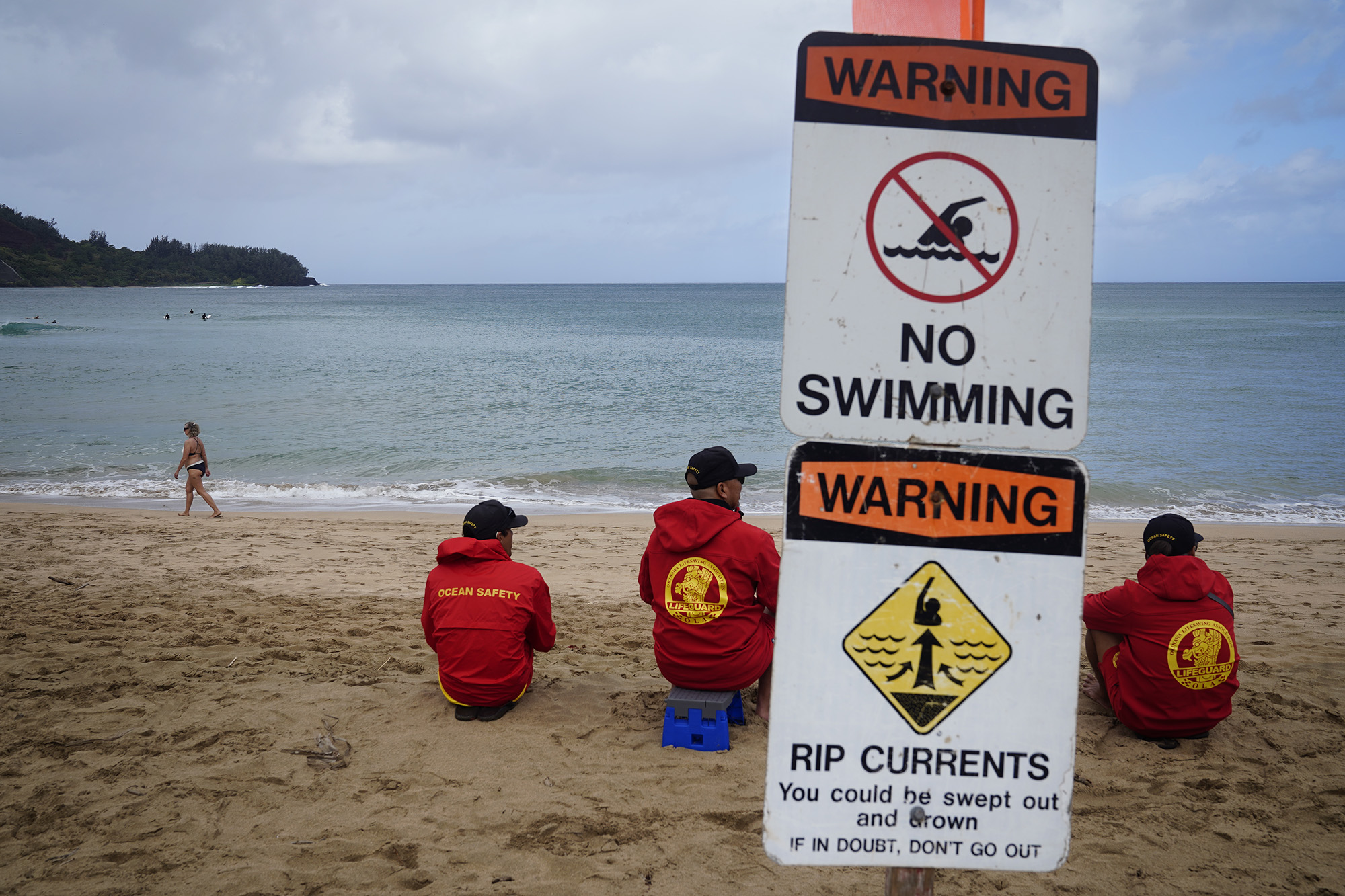Can you spot the rip current? Kaua‘i Ocean Safety Bureau posted the danger sign for rip currents at Waiʻoli Beach Park Wednesday, Feb. 18, 2026, in Hanalei. (Kevin Fujii/Civil Beat/2026)