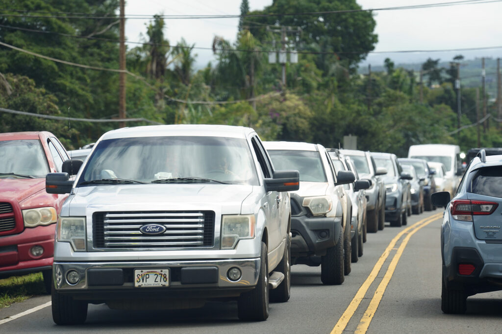North Shore residents return Saturday, March 21, 2026, in Waialua. A second Kona low storm brought heavy rain after the previous week’s downpour and high winds. (Kevin Fujii/Civil Beat/2026)
