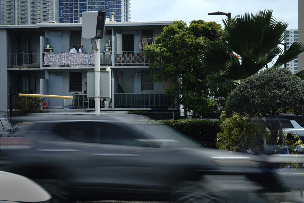 A red-light/speeding camera at westbound South Beretania Street on the Diamond Head side of Pi‘ikoi Street is photographed Thursday, April 3, 2026, in Honolulu. (Kevin Fujii/Civil Beat/2026)