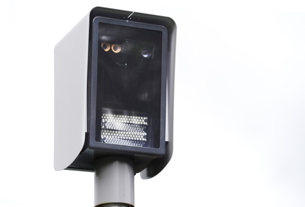 A red-light/speeding camera at southwest-bound Pali Highway on the mauka side of School Street is photographed Thursday, April 3, 2026, in Honolulu. A speed camera on a highway is a speed trap. Drivers must slow to 25 MPH in 30 feet. (Kevin Fujii/Civil Beat/2026)