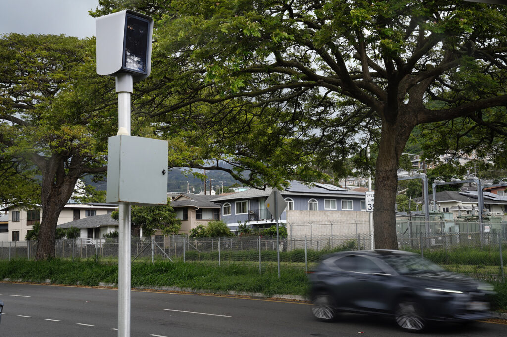 A red-light/speeding camera at southwest-bound Pali Highway on the mauka side of School Street is photographed Thursday, April 3, 2026, in Honolulu. A speed camera on a highway is a speed trap. Drivers must slow to 25 MPH in 30 feet. (Kevin Fujii/Civil Beat/2026)