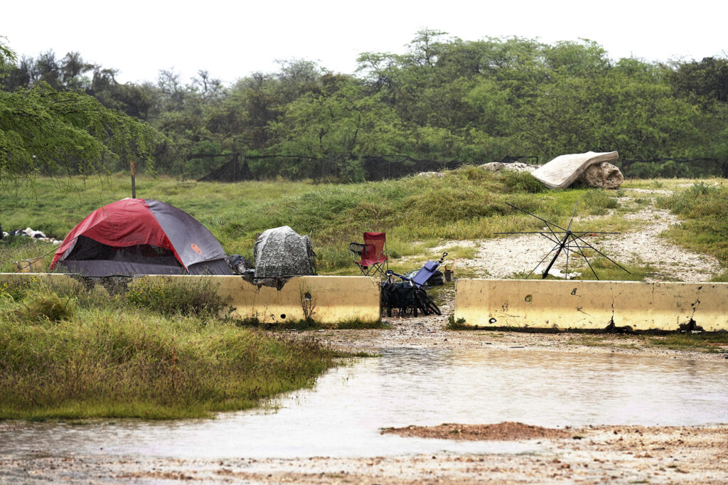 Rain begins to fall as a third Kona Low arrives on Oʻahu at Haubush (One‘ula Beach Park) Tuesday, April 7, 2026, in ʻEwa Beach. (Kevin Fujii/Civil Beat/2026)