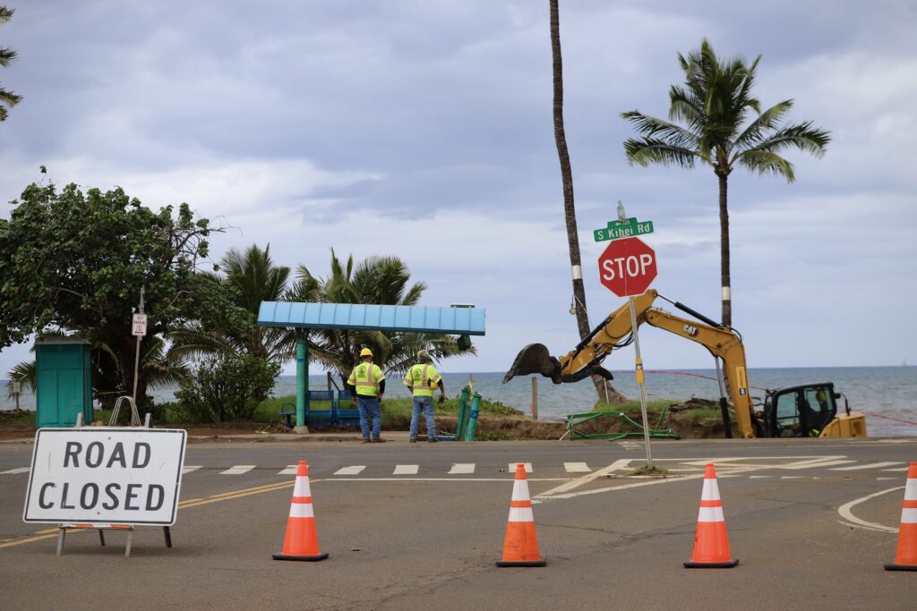 County crews were dealing with damage from March's two Kona lows on Thursday as another storm was rolling in. (Erin Nolan/Civil Beat/2026)