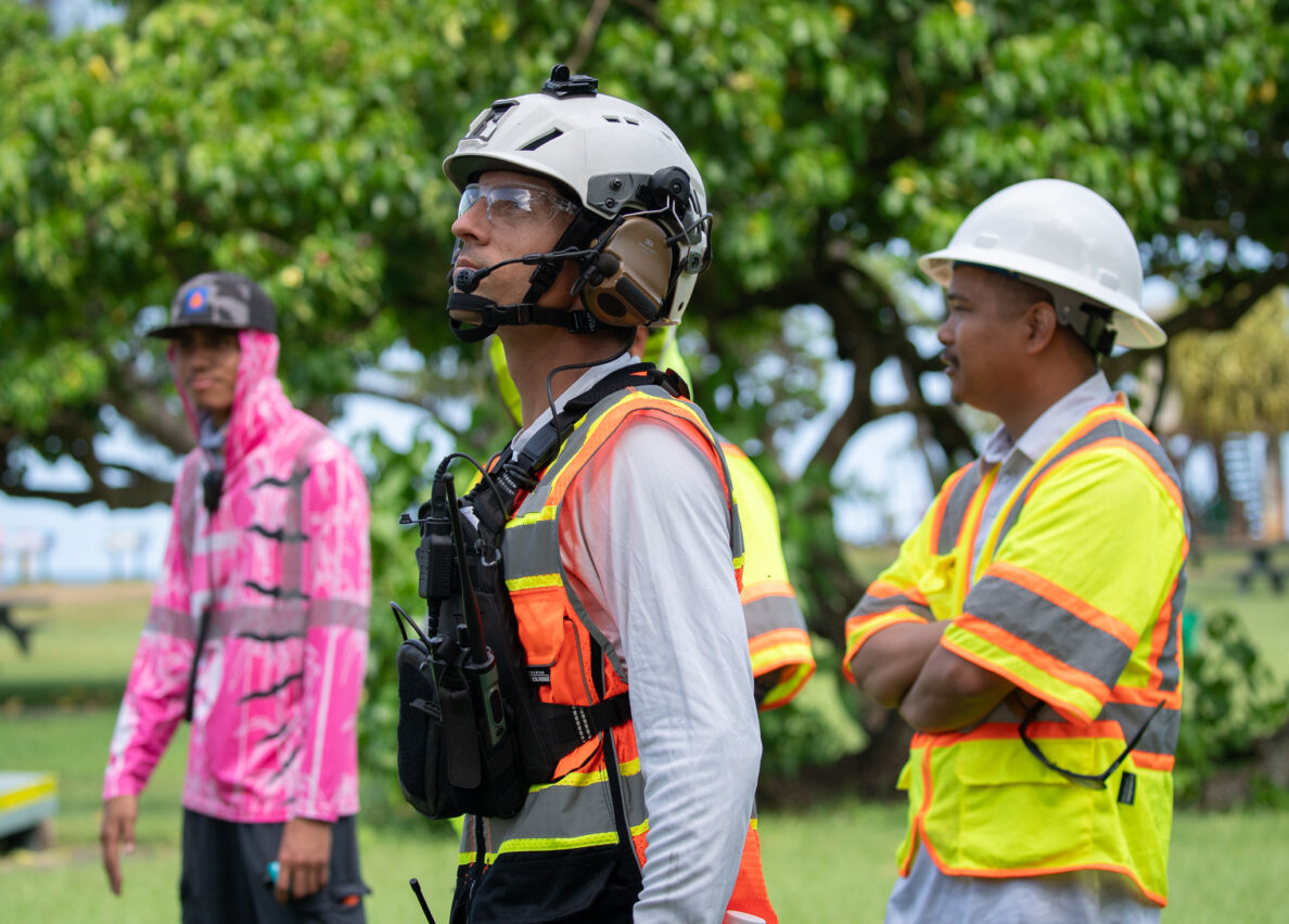Vertical Worx' Kevin Dorn monitors his helicopter as work progressed on stabilizing the hillside above Waimea Bay May 17, 2026. (Craig Fujii/Civil Beat/2026)